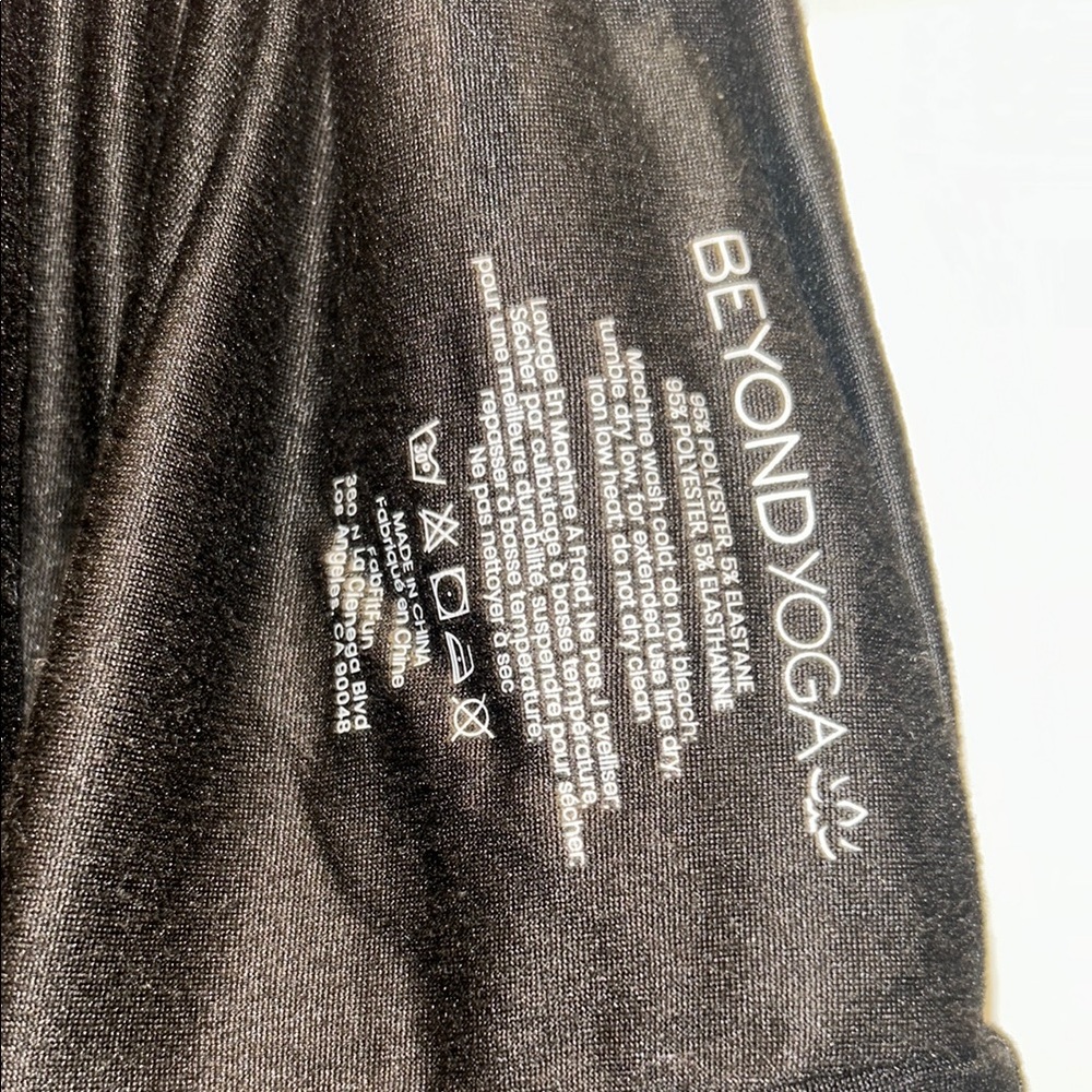 Beyond Yoga Black Infinity Scarf with Hidden Pocket One Size - Picture 5 of 5